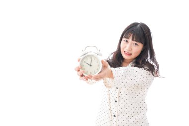 Arka planda uyuyakalacak genç bir kadın