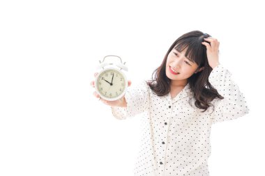 Arka planda uyuyakalacak genç bir kadın