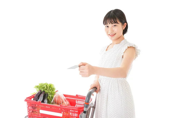 Mujer Asiática Con Tarjeta Crédito Carrito Compras Supermercado — Foto de Stock