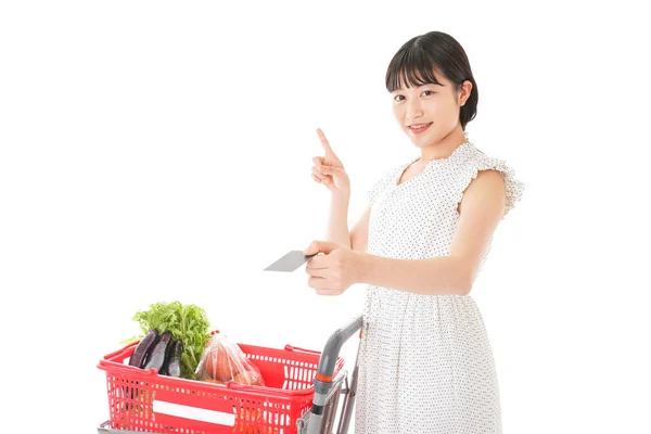 Donna Asiatica Con Carta Credito Carrello Della Spesa Supermercato — Foto Stock