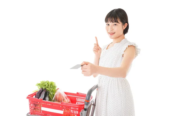 Mulher Asiática Com Cartão Crédito Carrinho Compras Supermercado — Fotografia de Stock