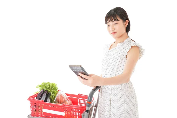 Asiatin Mit Kreditkarte Und Einkaufswagen Supermarkt — Stockfoto