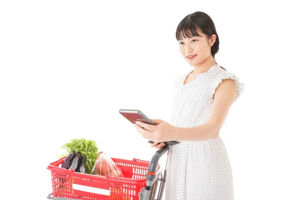 Femme Asiatique Avec Carte Crédit Panier Dans Supermarché — Photo