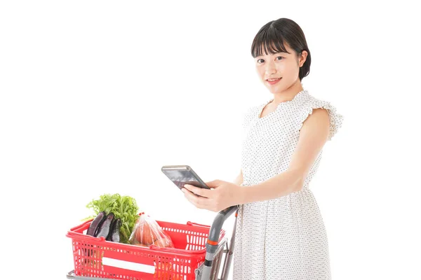 Femme Asiatique Avec Carte Crédit Panier Dans Supermarché — Photo