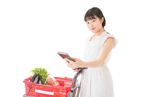 Asiatin Mit Kreditkarte Und Einkaufswagen Supermarkt — Stockfoto