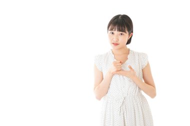 Genç kadın fikirler üretiyor.