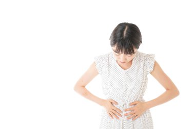 Karın ağrısı çeken genç bir kadın.