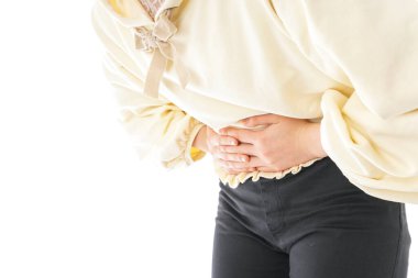 Karın ağrısı çeken genç bir kadın.