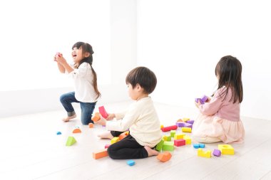 Anaokulunda oynayan çocuklar.