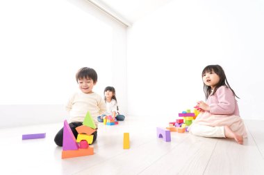 Anaokulunda oynayan çocuklar.