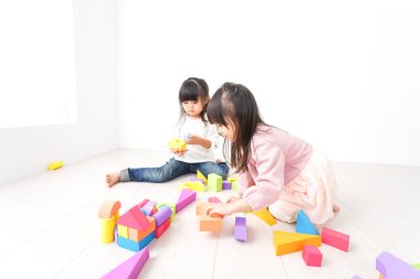 Blokta oynayan çocuklar