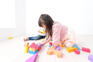 Blokta oynayan çocuklar