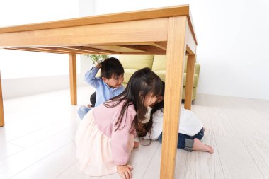 Depremden sonra çocuklar oynuyor ve tahliye oluyor