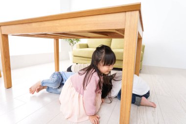 Masanın altındaki çocuklar, depremden tahliye.