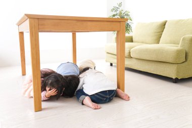 Masanın altındaki çocuklar, depremden tahliye.