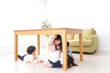 Masanın altındaki çocuklar, depremden tahliye.