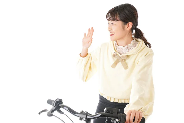 若い女性が自転車に乗って — ストック写真