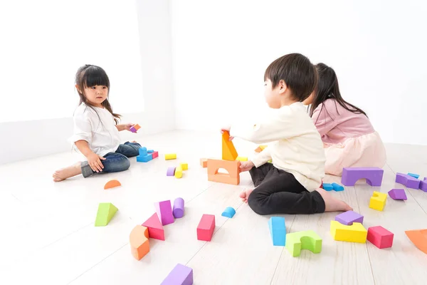 Děti Hrají Bloku — Stock fotografie