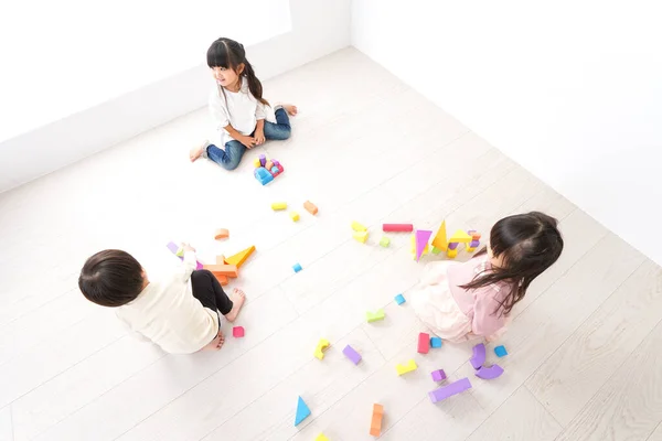 ブロックで遊んでいる子供たち — ストック写真