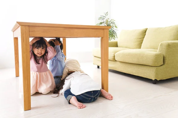 Children Table Evacuation Earthquake — Stock Photo, Image