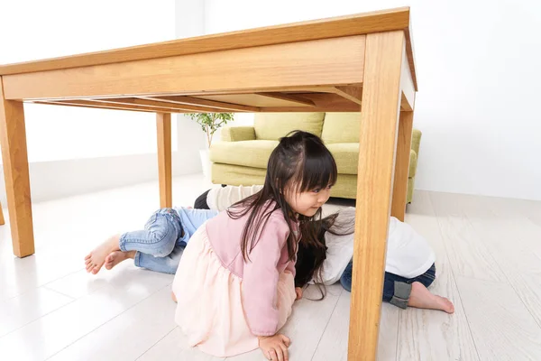 Niños Debajo Mesa Evacuación Del Terremoto — Foto de Stock