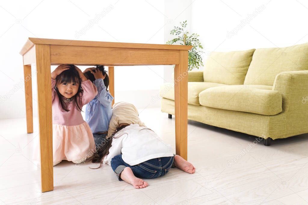 Children under the table, evacuation from the earthquake