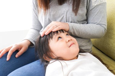 Çocuklar ve anneleri üşütüp kanepede yattılar. 