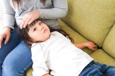 Çocuklar ve anneleri üşütüp kanepede yattılar. 