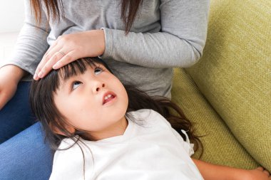 Çocuklar ve anneleri üşütüp kanepede yattılar. 