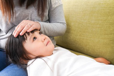 Çocuklar ve anneleri üşütüp kanepede yattılar. 