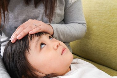 Çocuklar ve anneleri üşütüp kanepede yattılar. 