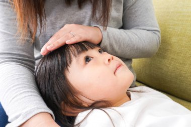 Çocuklar ve anneleri üşütüp kanepede yattılar. 