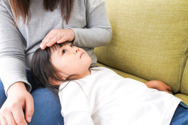 Çocuklar ve anneleri üşütüp kanepede yattılar. 