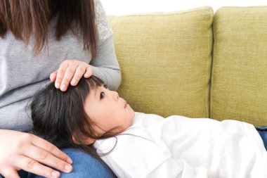 Çocuklar ve anneleri üşütüp kanepede yattılar. 