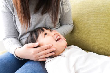 Çocuklar ve anneleri üşütüp kanepede yattılar. 