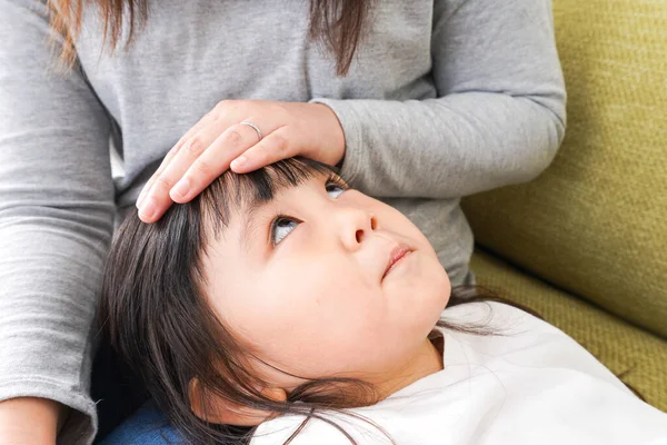 Çocuklar ve anneleri üşütüp kanepede yattılar. 