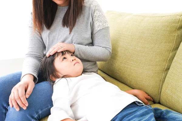 Los Niños Madre Atrapados Resfriado Acostado Sofá —  Fotos de Stock