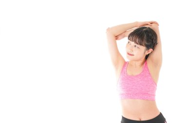 Genç kadın ısınıyor.