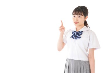 Öğrenci gülümseyerek işaret ediyor