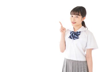 Öğrenci gülümseyerek işaret ediyor