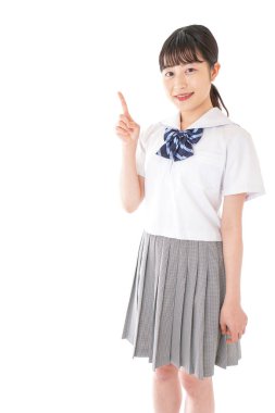 Öğrenci gülümseyerek işaret ediyor