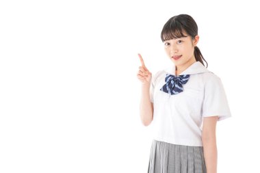 Öğrenci gülümseyerek işaret ediyor