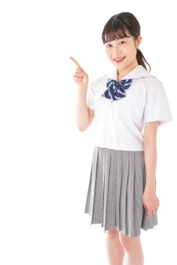 Öğrenci gülümseyerek işaret ediyor