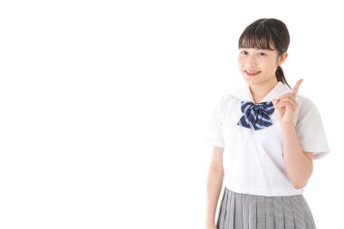 Öğrenci gülümseyerek işaret ediyor