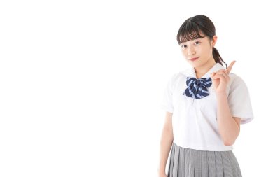 Öğrenci gülümseyerek işaret ediyor