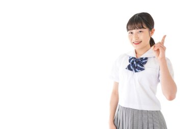 Öğrenci gülümseyerek işaret ediyor