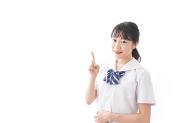 Öğrenci gülümseyerek işaret ediyor