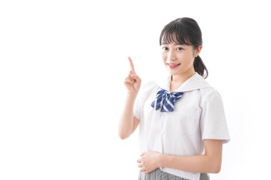 Öğrenci gülümseyerek işaret ediyor