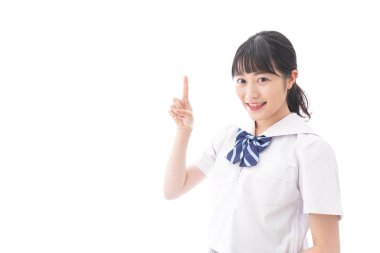 Öğrenci gülümseyerek işaret ediyor