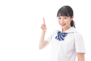 Öğrenci gülümseyerek işaret ediyor